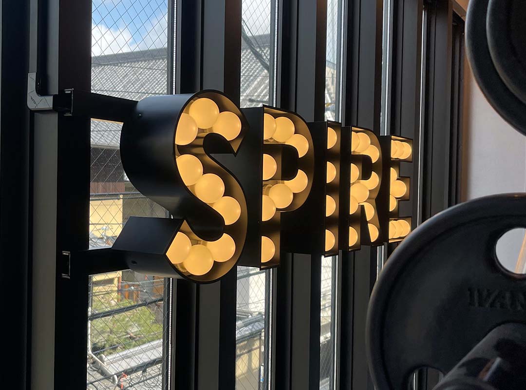 京都のフィットネスジムの箱文字看板