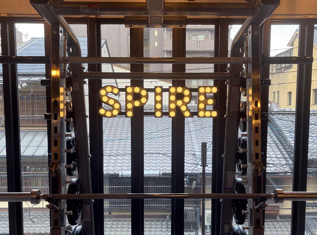 京都のフィットネスジムの箱文字看板