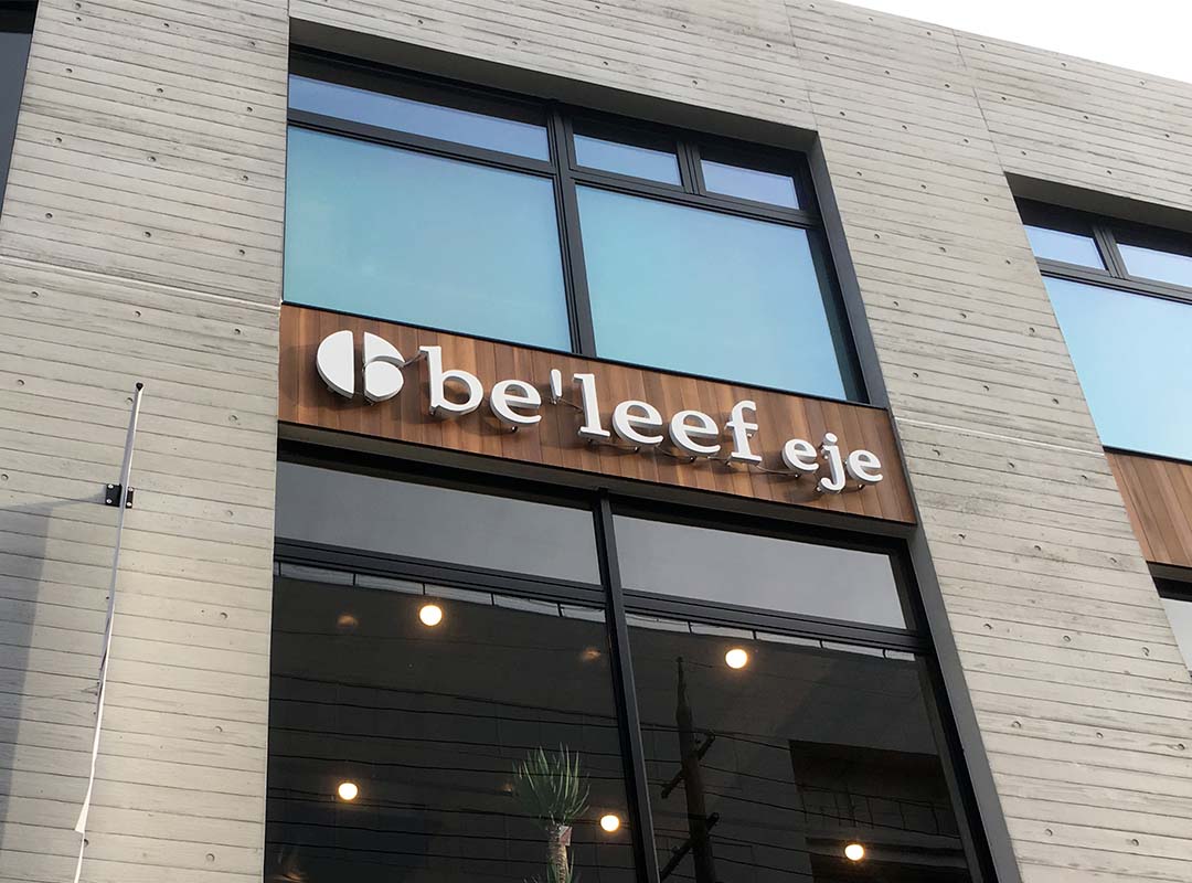 大阪梅田の美容室の箱文字看板