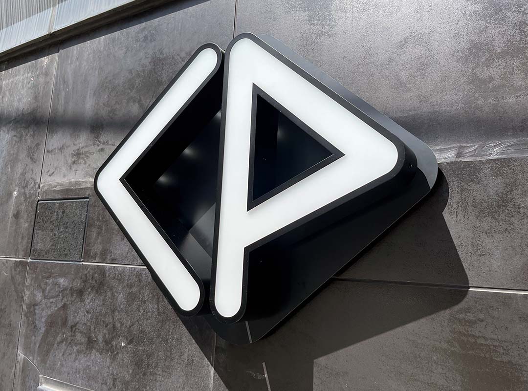 衣料品店の箱文字看板