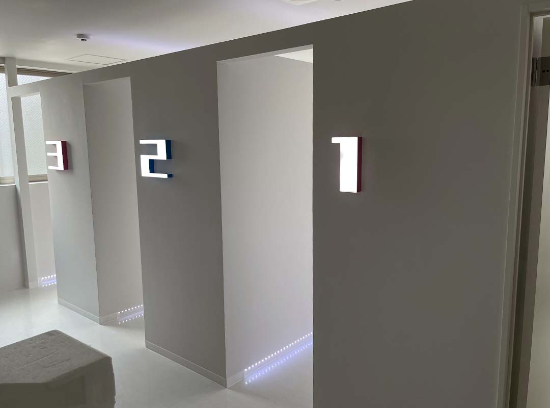 美容歯科の診察室の箱文字看板