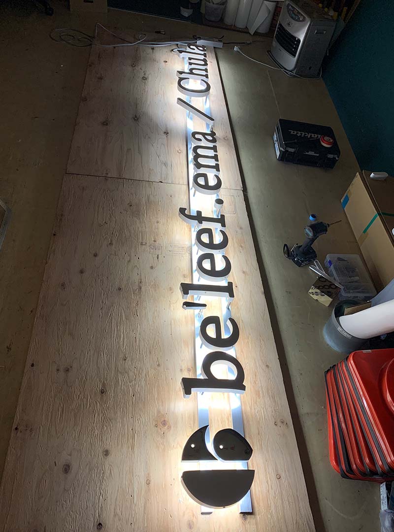 大阪梅田の美容室の箱文字看板