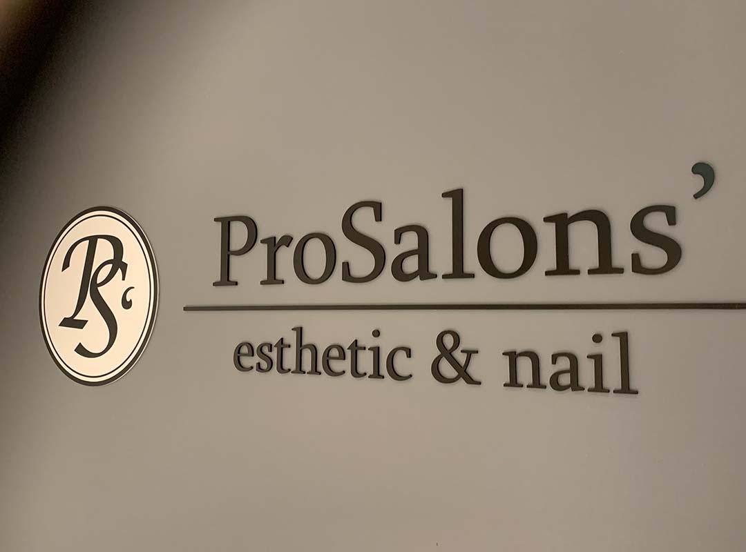 大阪梅田のシェアサロンの切文字看板