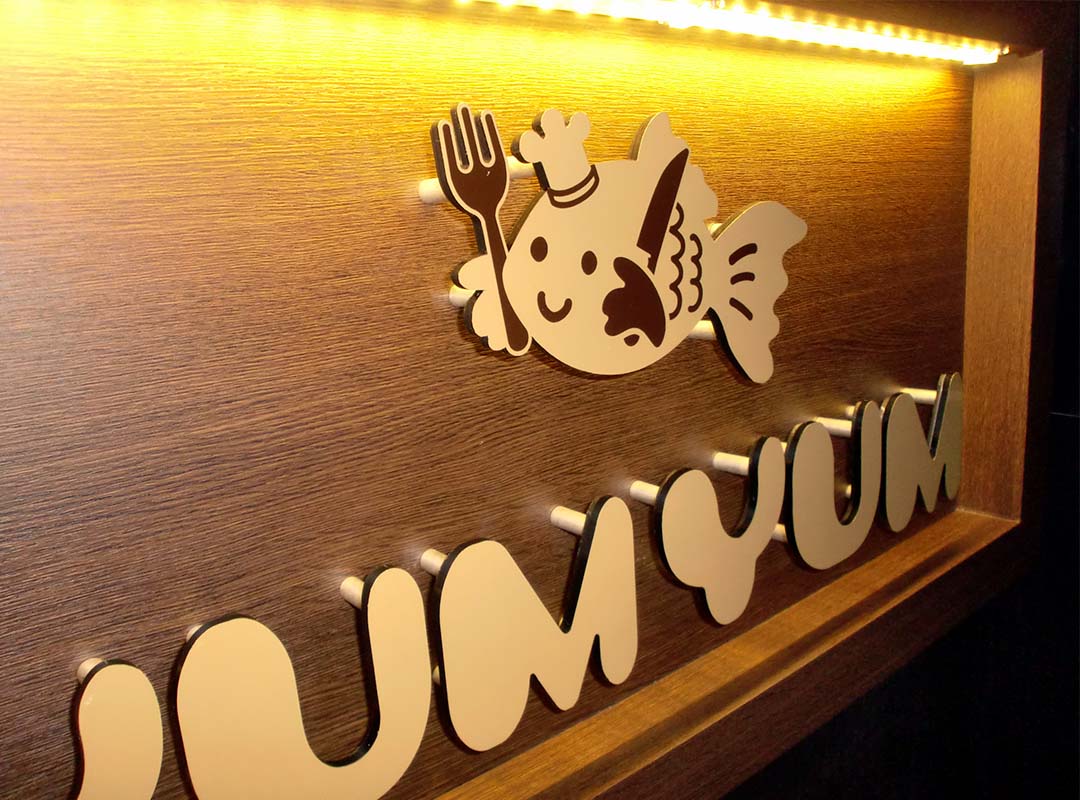 飲食店の切文字看板