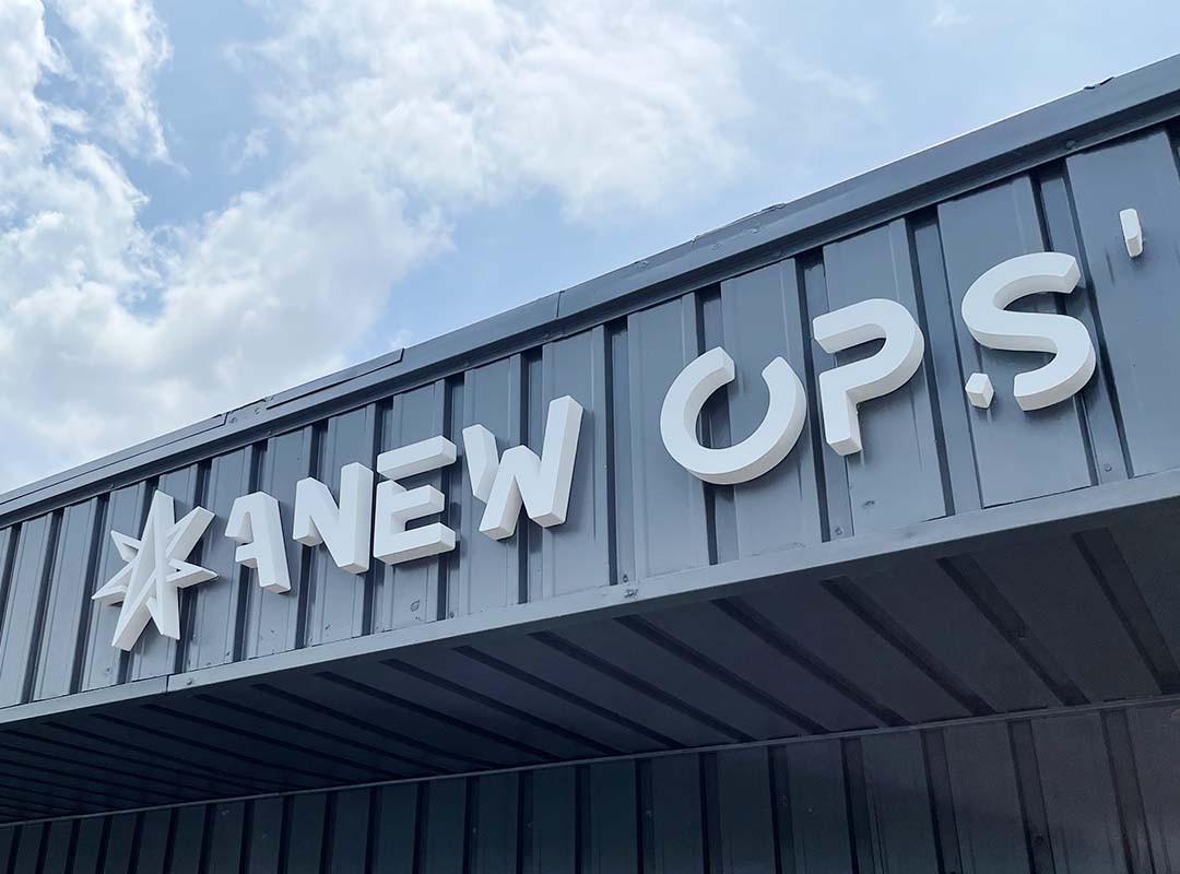 アパレルブランドの会社のカルプ文字看板