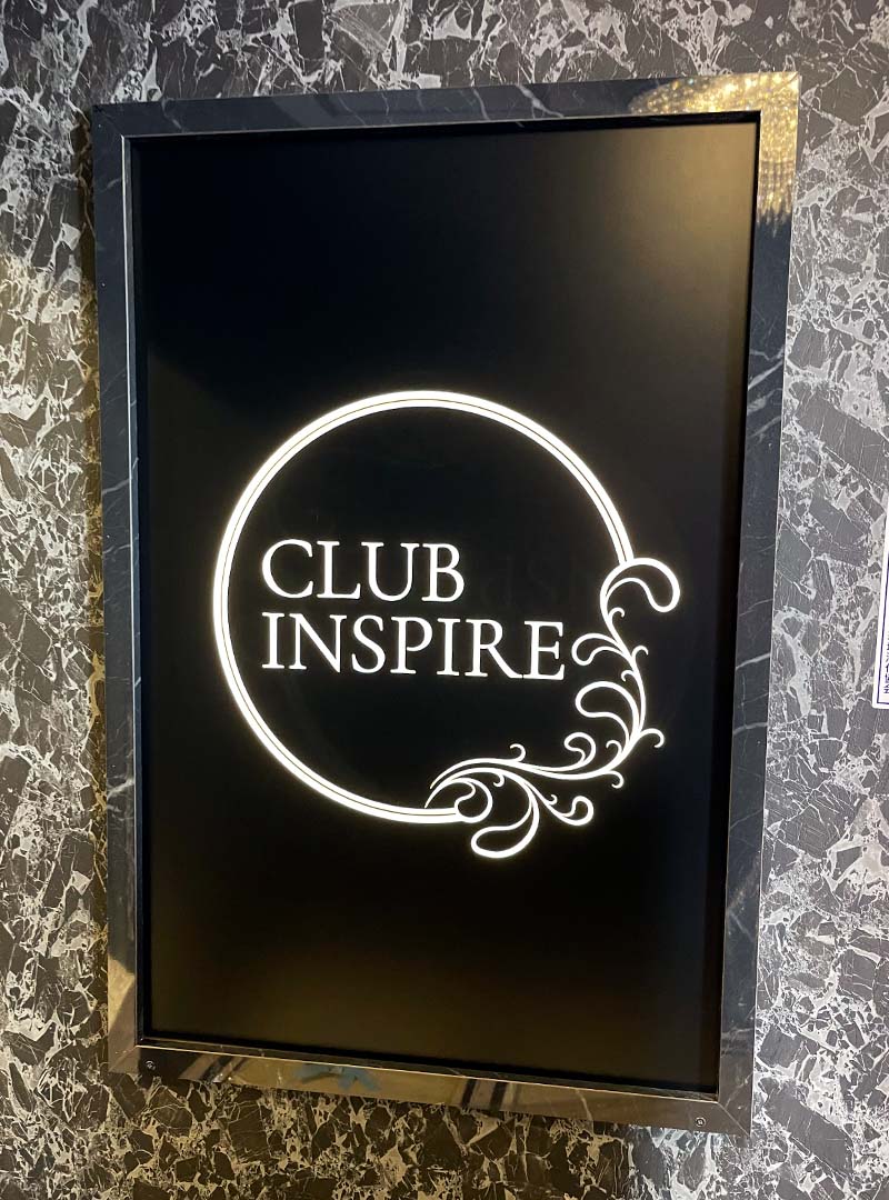 北新地のキャバクラの電飾看板