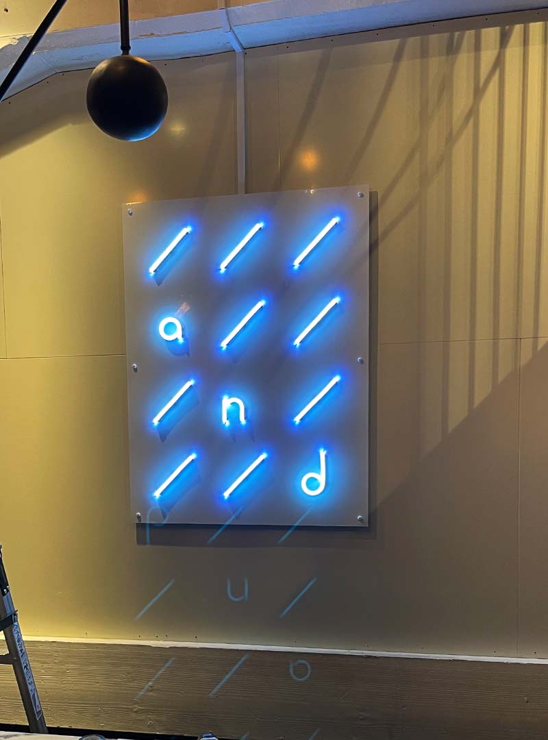 大阪市のカフェのLEDネオンチューブ