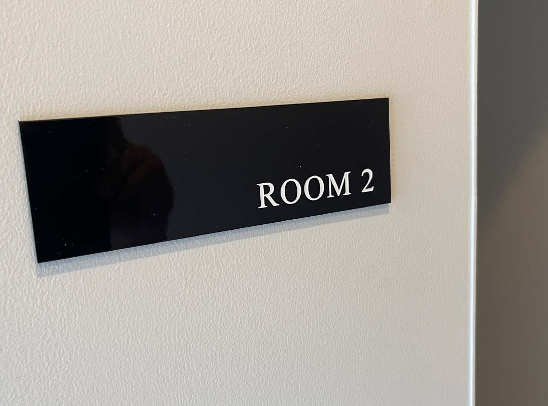 オフィスの金属銘板看板