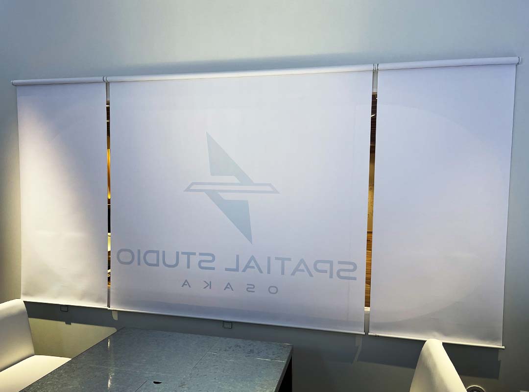 大阪市なんばのスタジオのロールスクリーン看板