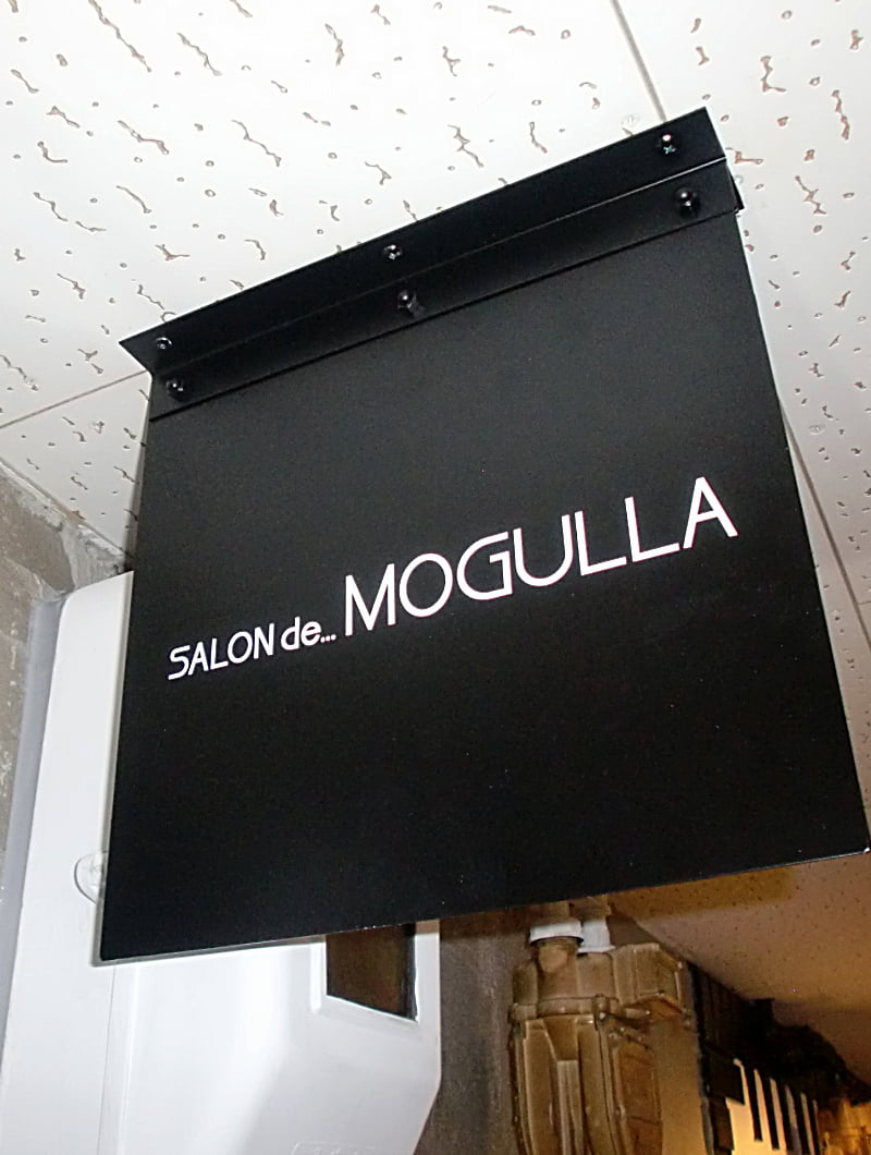 東心斎橋のバーの袖看板