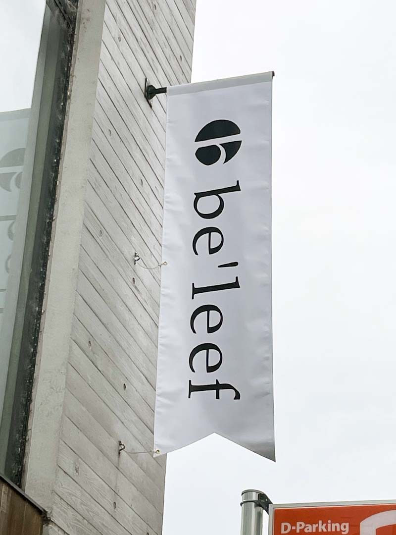 大阪梅田の美容室の旗風の幕看板