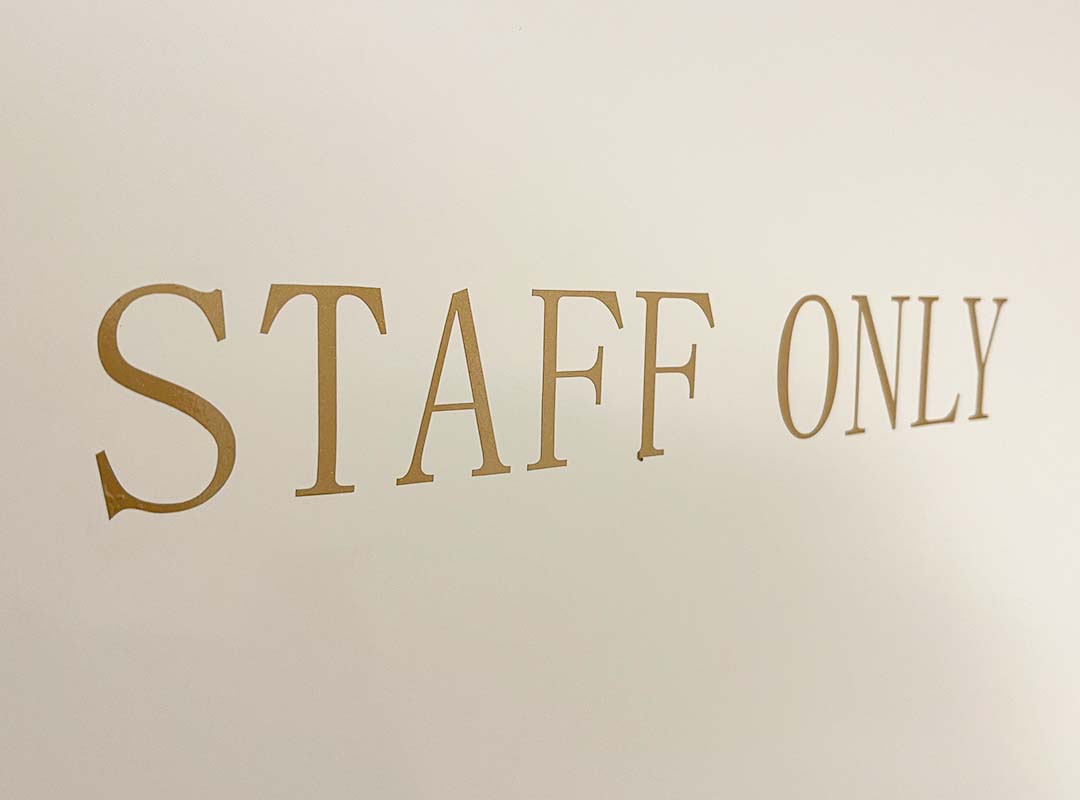 スタッフルームのドアのシート貼り