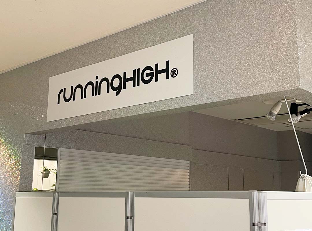 アパレルブランドのシート貼り看板