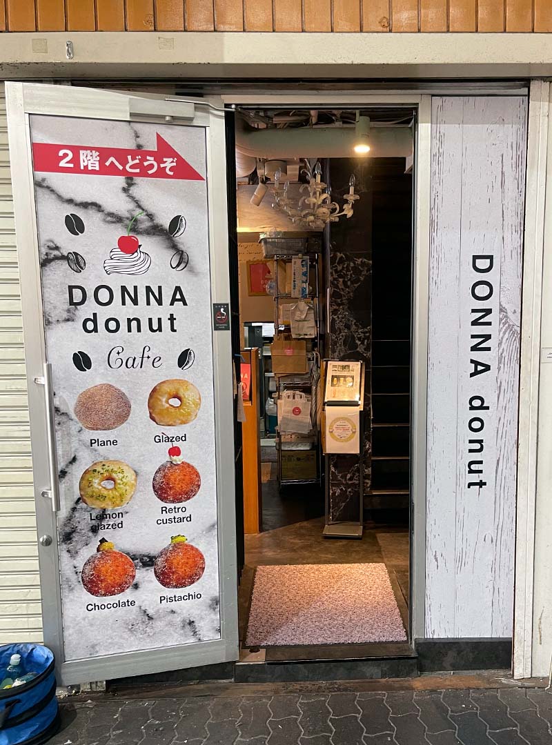 大阪梅田のドーナツ専門店のシート貼り看板