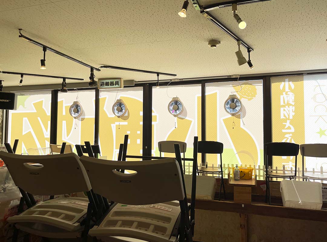 小動物カフェのガラスシート貼り看板